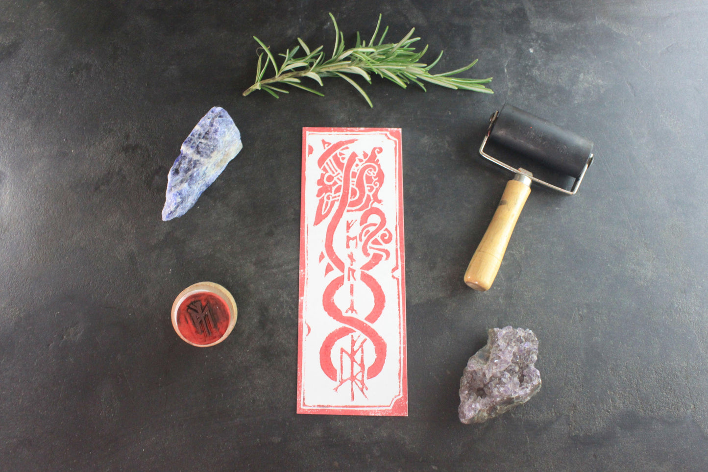 Marque-page artisanal Fenrir V2 – Talisman païen en linogravure - ScarletWolf