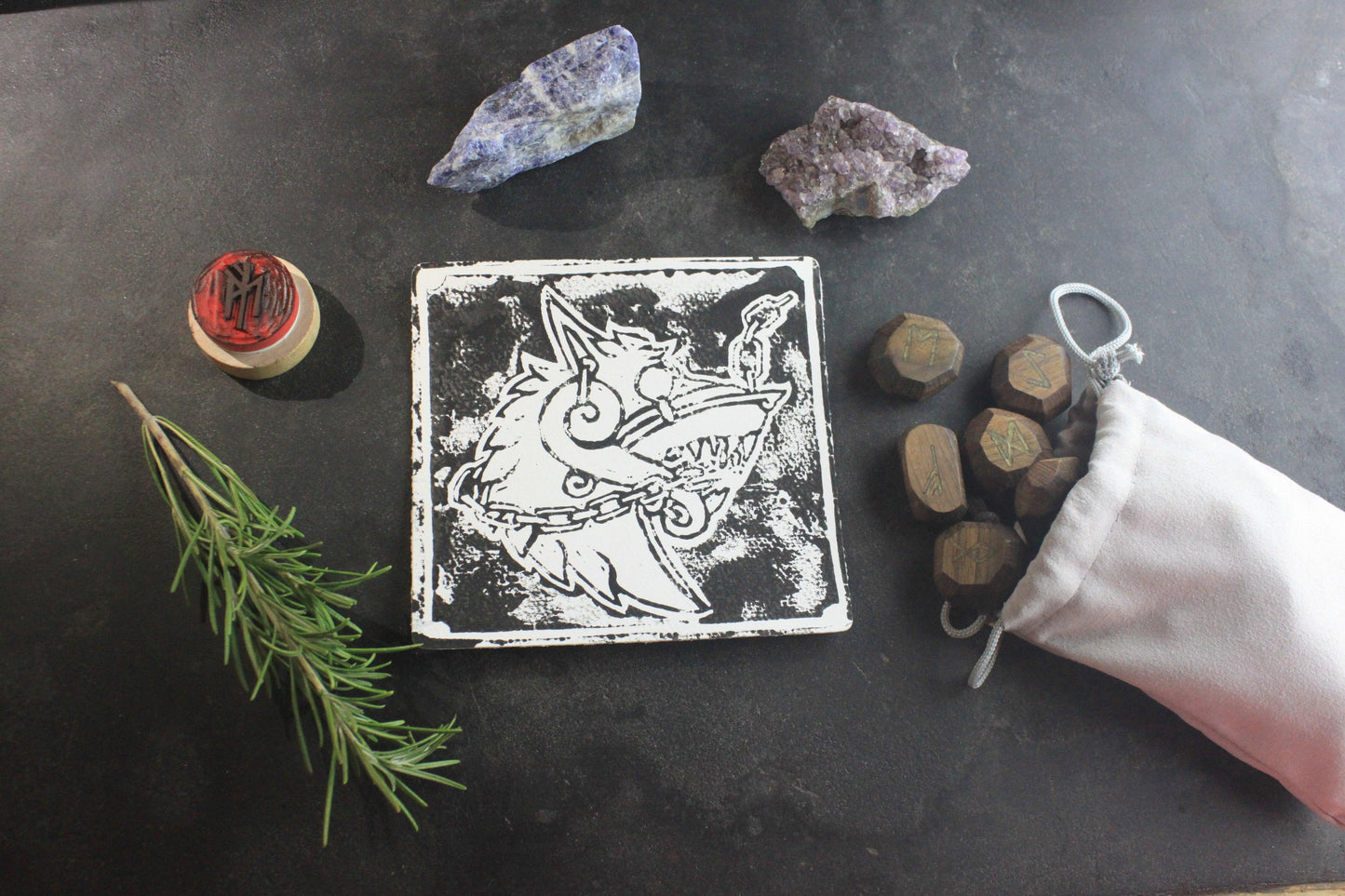 🐺 Fenrir enchaîné Mini tirage d’art en linogravure – Édition limitée à 20 exemplaires - ScarletWolf