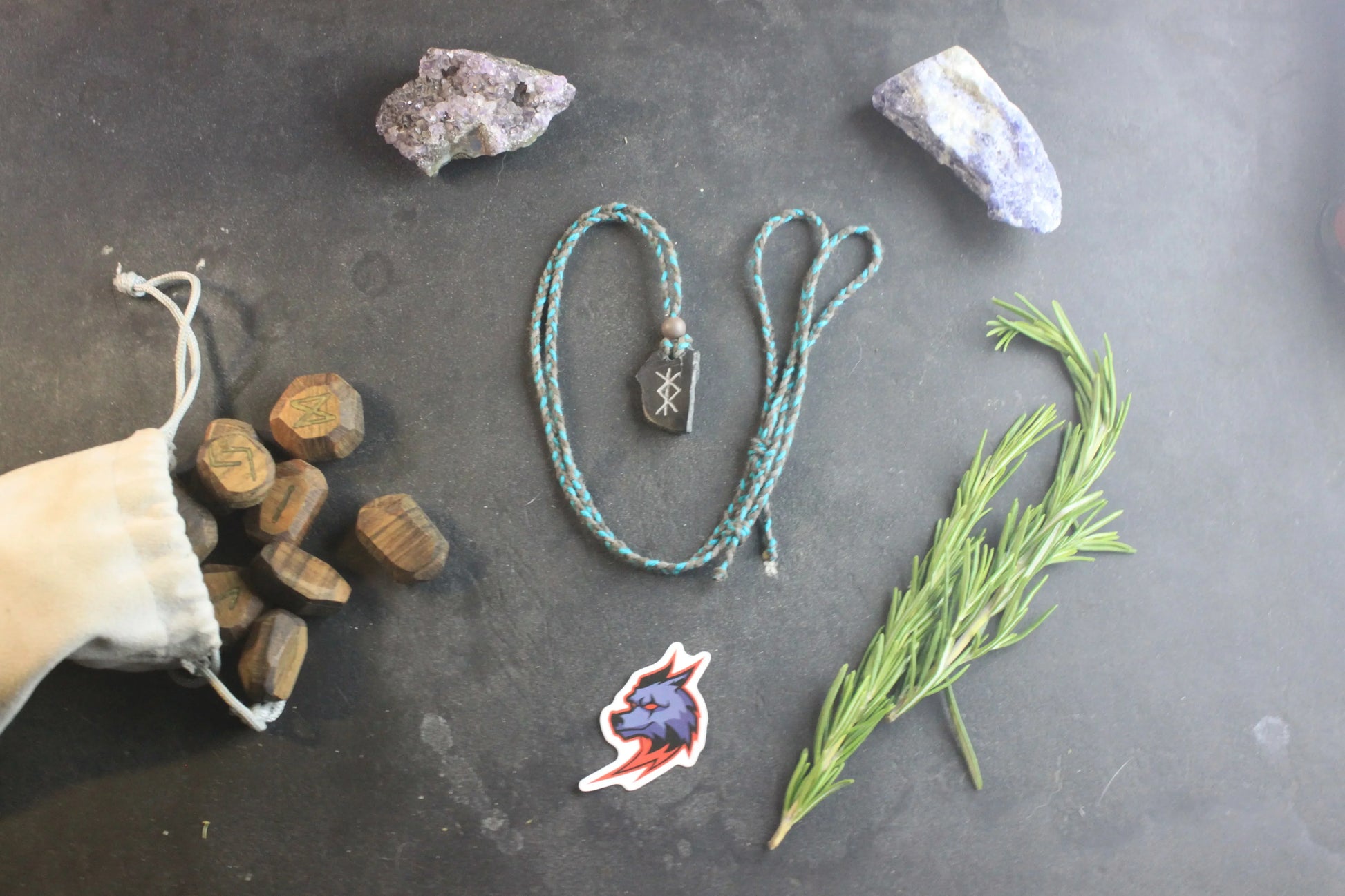 Collier Ægishjálmr : L'Armure Runique Gravée à la Main par Scarlet Wolf - ScarletWolf